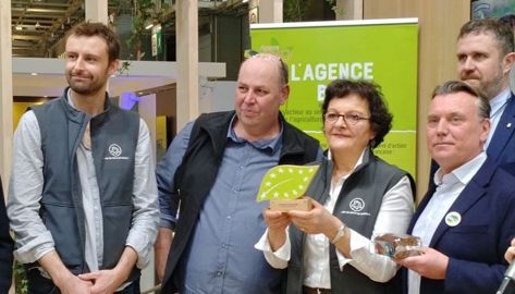 Remise du Trophée de l’excellence bio pour un pain d’épices bio à base de ce sirop de betteraves, de gauche à droite : Simon Hallez, co-directeur de Bio en Hauts-de-France, Sébastien Lemoine, administrateur Bio en Hauts-de-France et producteur de betteraves, Nadou Masson, présidente de Bio en Hauts-de-France, Stéphane Debeunne, dirigeant de France Cake Tradition.