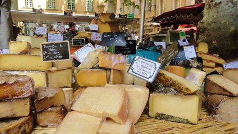 Le coronavirus et le confinement des Français modifie les habitudes d'achat et la distribution, avec des impacts économiques sur certaines filières Le coronavirus et le confinement des Français modifie les habitudes d'achat et la distribution, avec des impacts économiques sur certaines filières