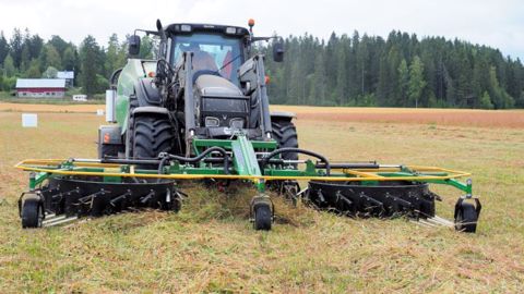 L'andaineur Agronic peut aussi s'atteler sur le chargeur frontal, ce qui permet de presser directement derrière le tracteur. L'andaineur Agronic peut aussi s'atteler sur le chargeur frontal, ce qui permet de presser directement derrière le tracteur.